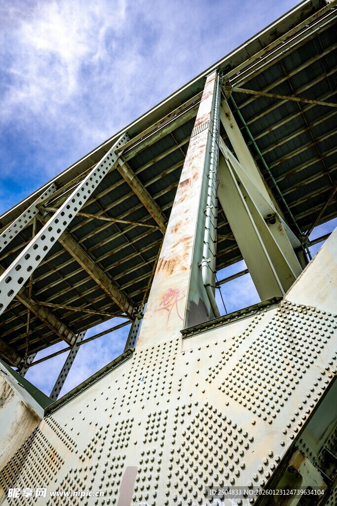 仰视下的桥梁钢铁结构