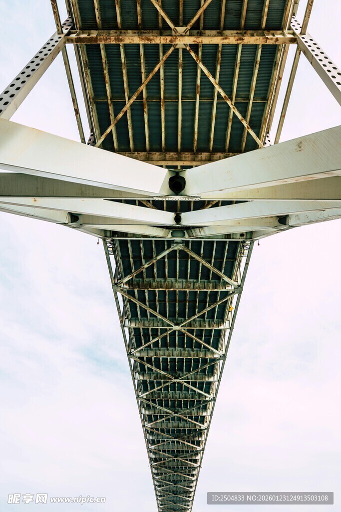 仰视下的桥梁钢铁结构