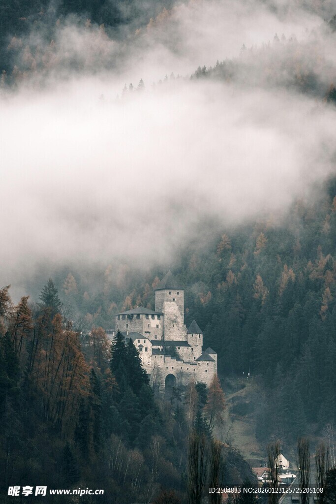 云雾缭绕中的山间城堡