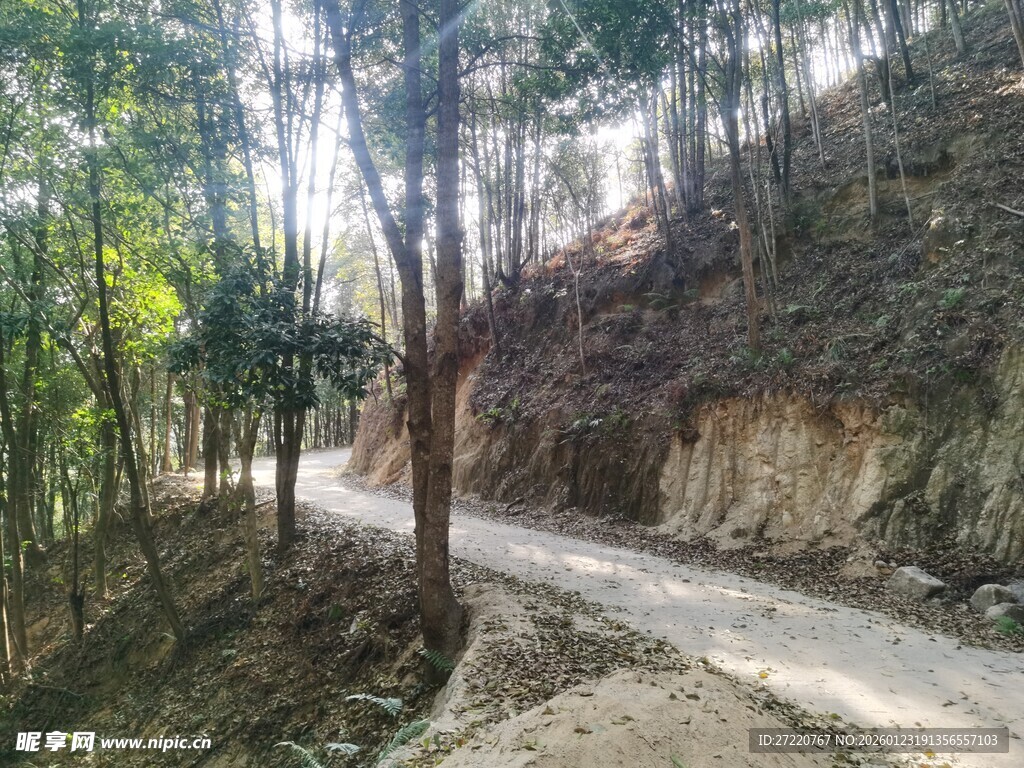 山间蜿蜒土石路