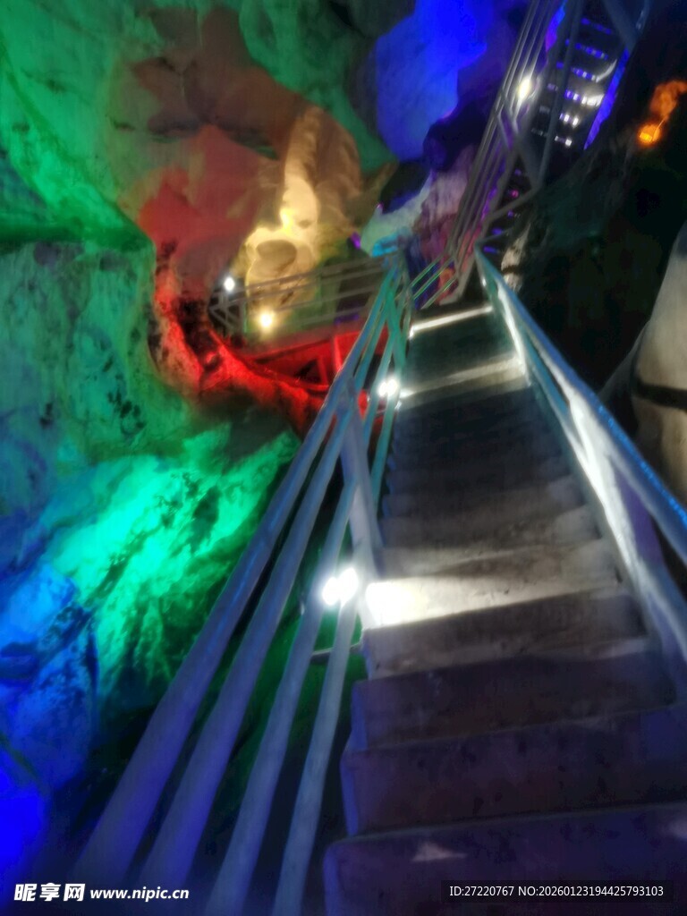 奇幻灯光下的自动扶梯