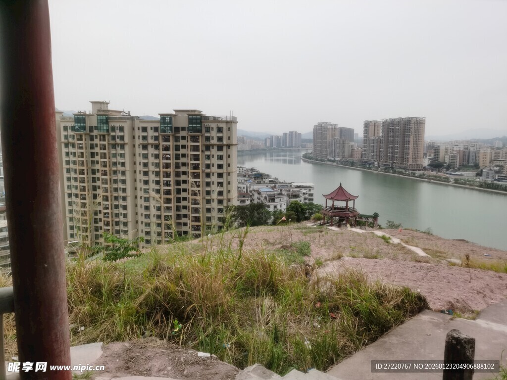 俯瞰城市江畔风光