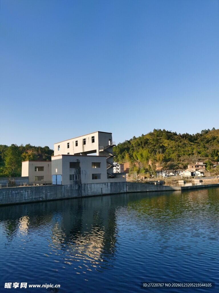 湖畔现代建筑 静谧风光