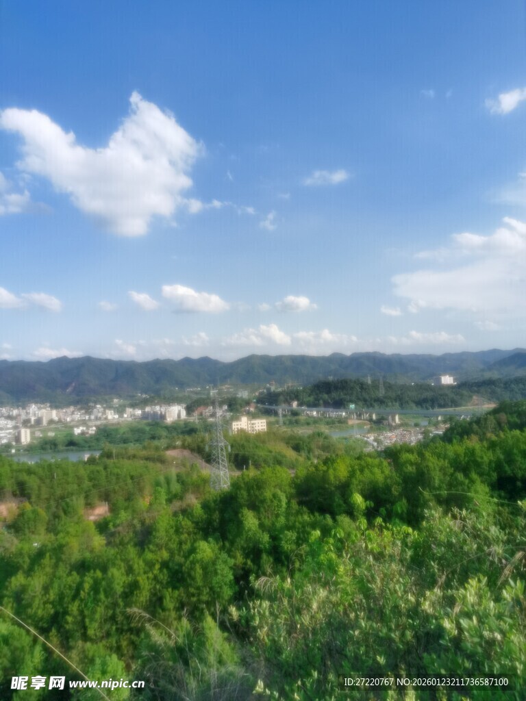 青山绿树间的美丽远景