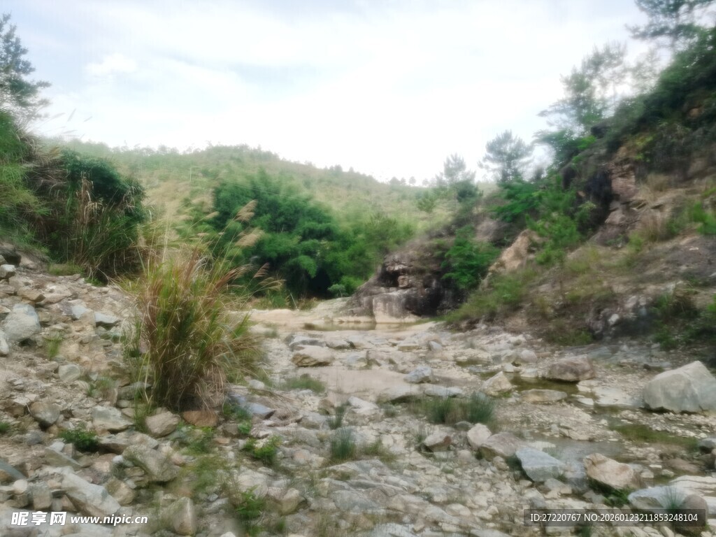 山间碎石遍布的干涸河道