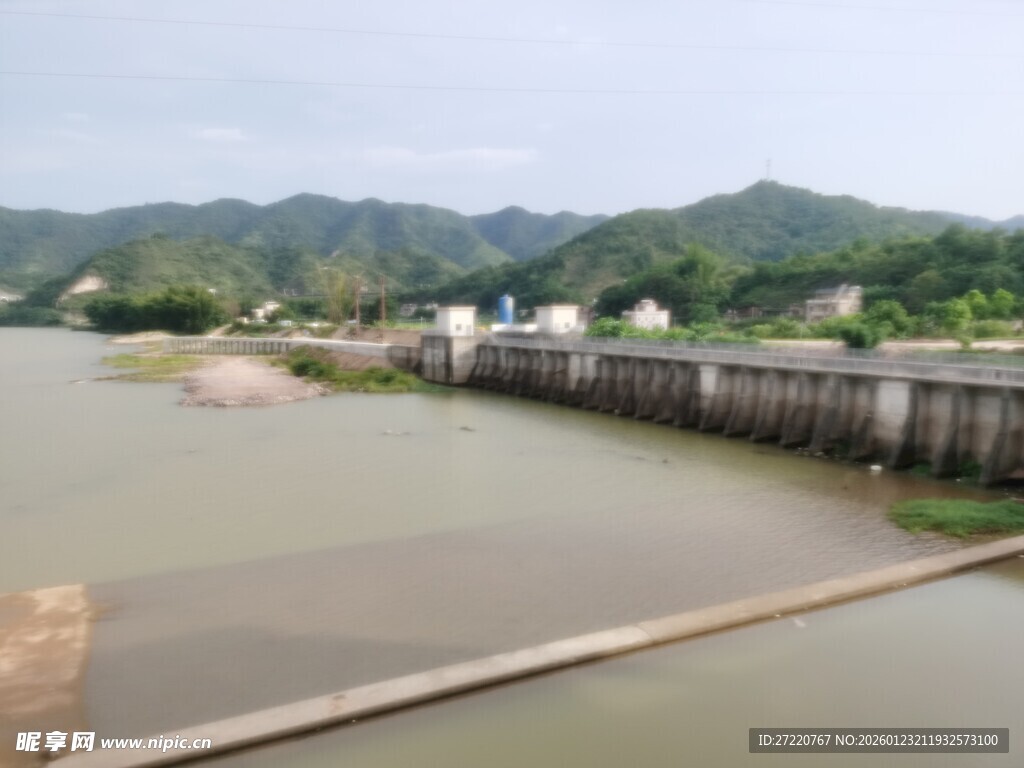 壮观的水坝与周边山水景色
