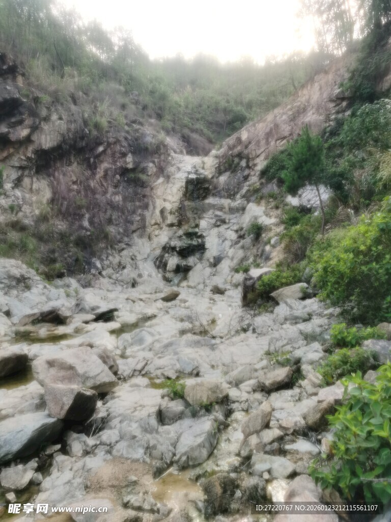 山间溪流旁的嶙峋怪石