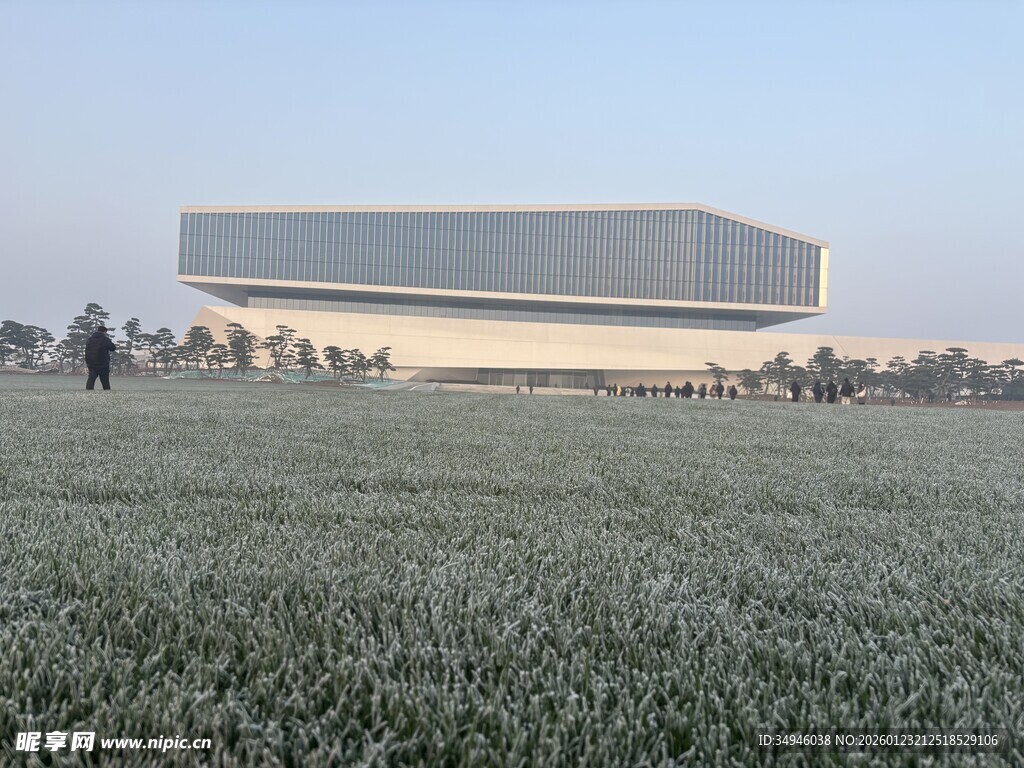 田野中的现代风格建筑