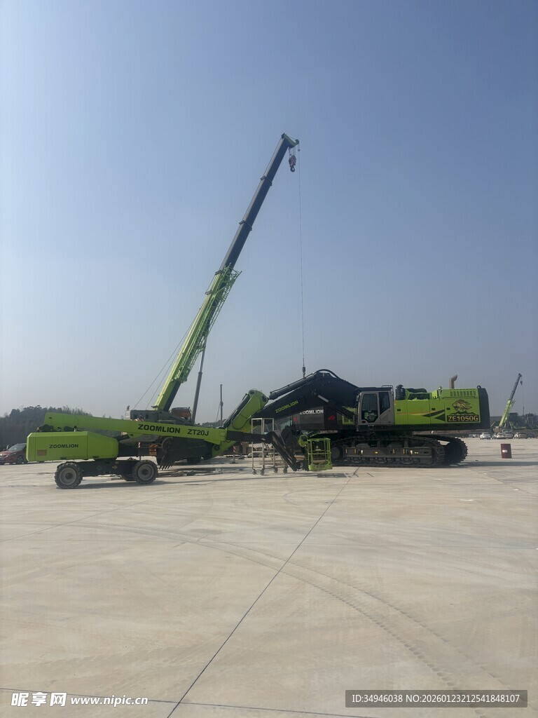 户外停放的多台大型起重机