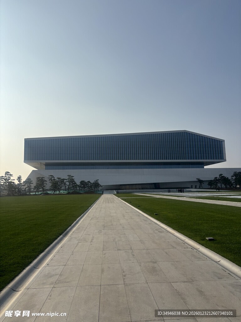 现代建筑旁的开阔路径