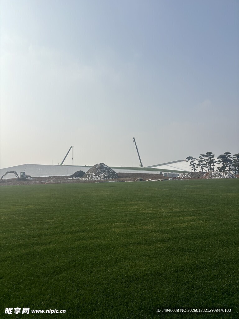 广阔绿野上的风力发电机组