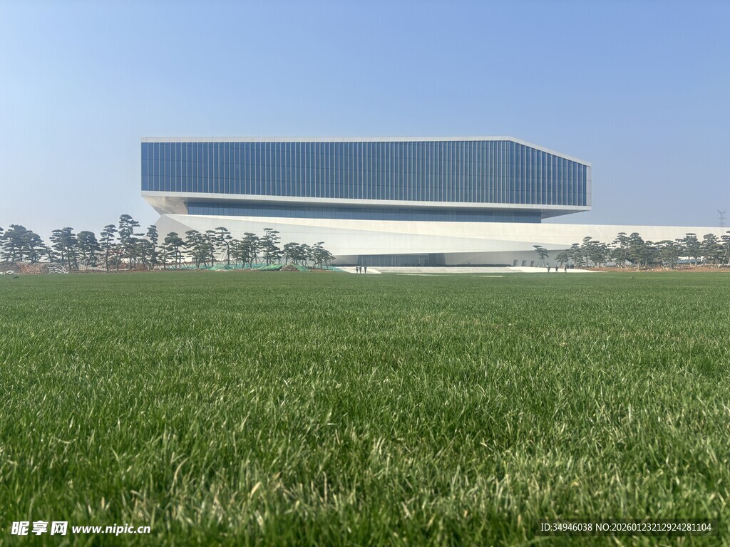广袤绿野上的现代建筑