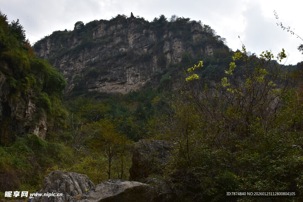 山间景致 绿意盎然的山峦