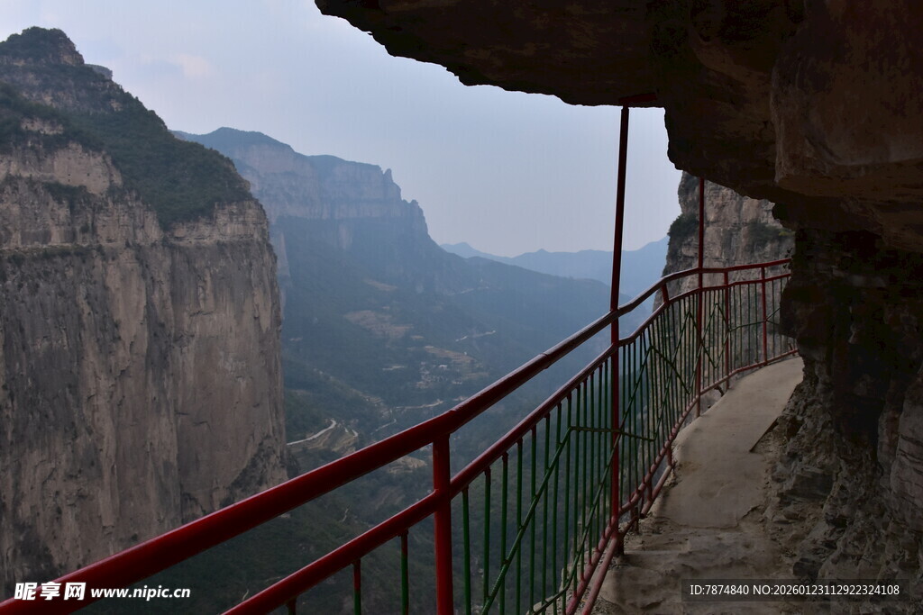 悬崖栈道旁的壮美山景