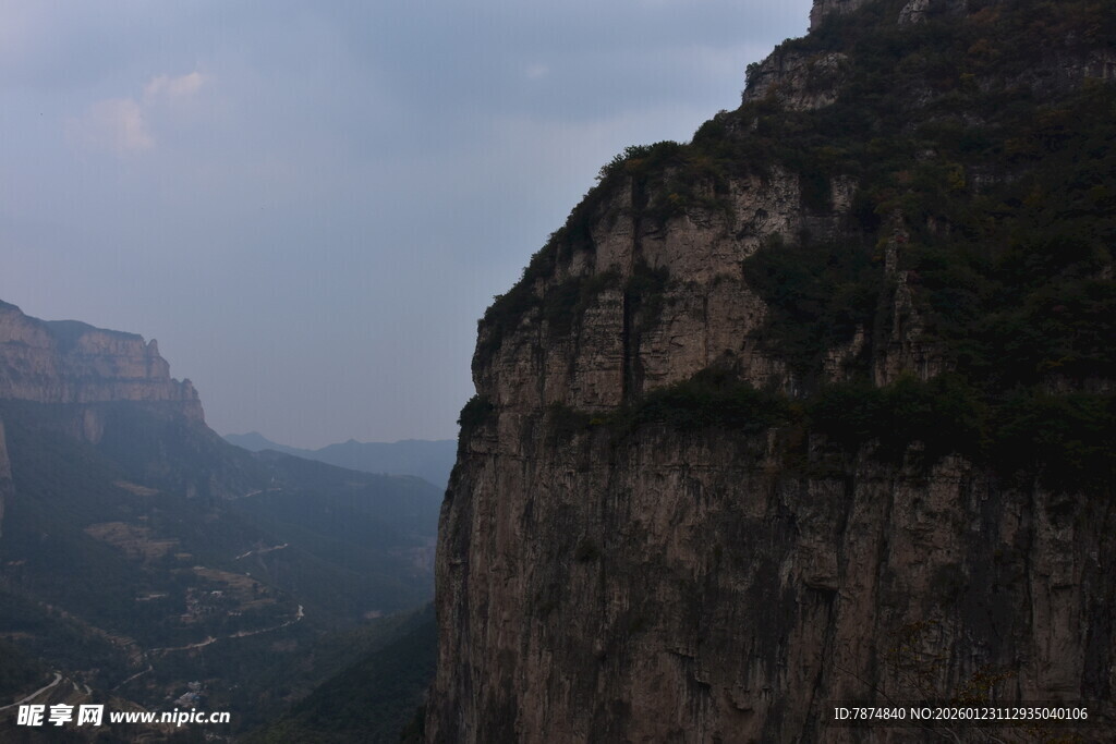 巍峨险峻的壮丽山景