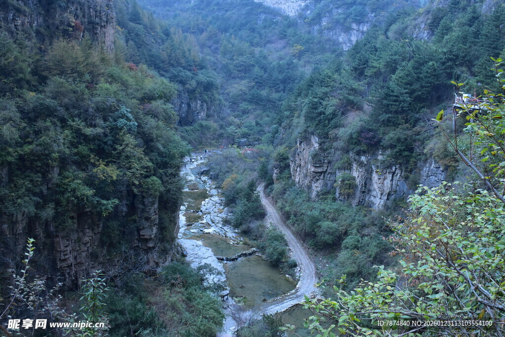 山间蜿蜒公路与溪流美景
