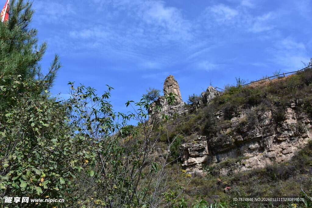 山间景致 绿植与蓝天相映