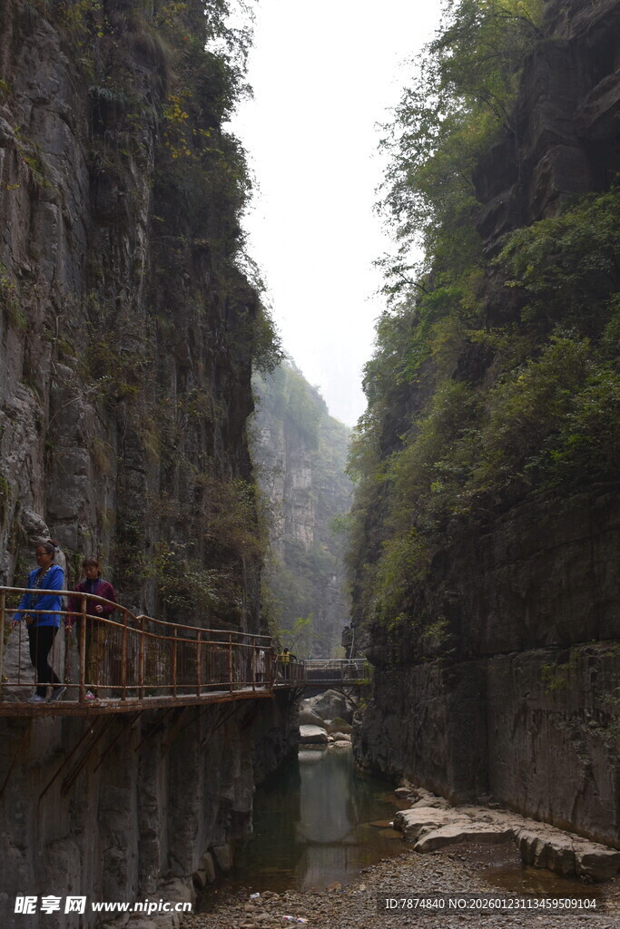 峡谷栈道上的徒步者