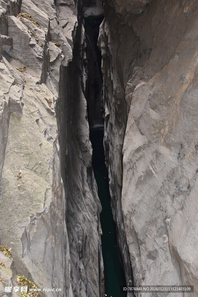 峡谷深缝中的幽蓝水域