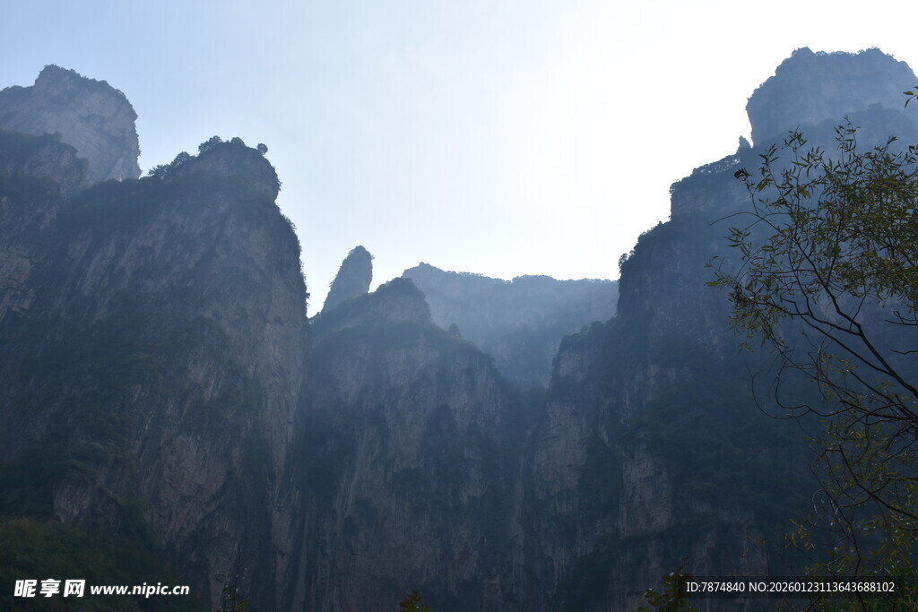 巍峨群山现壮丽景致