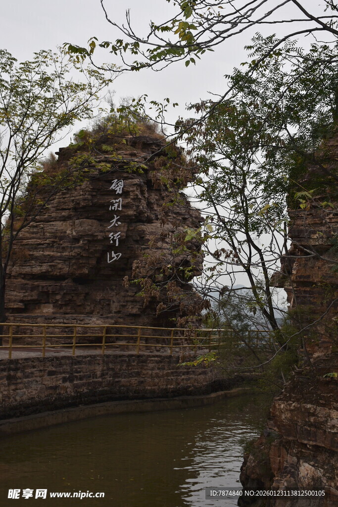 水边奇特岩石景观