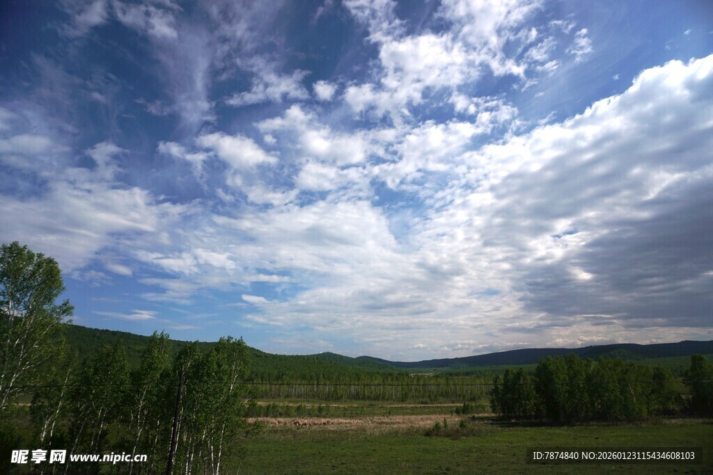 山间蓝天白云下的开阔景致