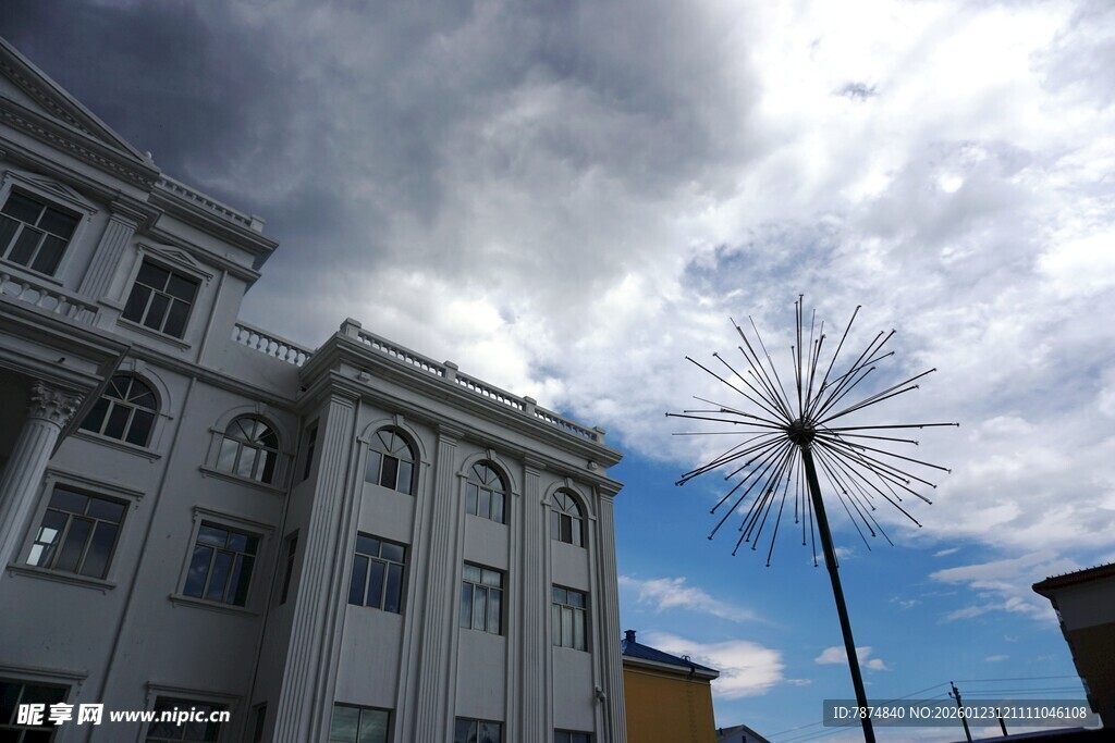 城市建筑旁的独特金属雕塑