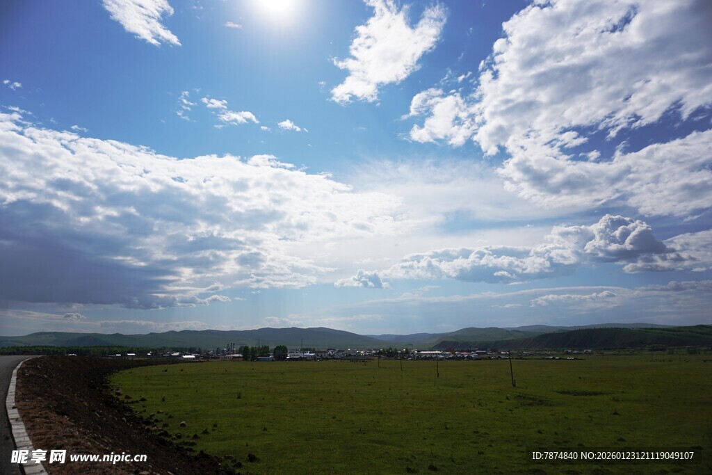 草原公路上的晴朗美景