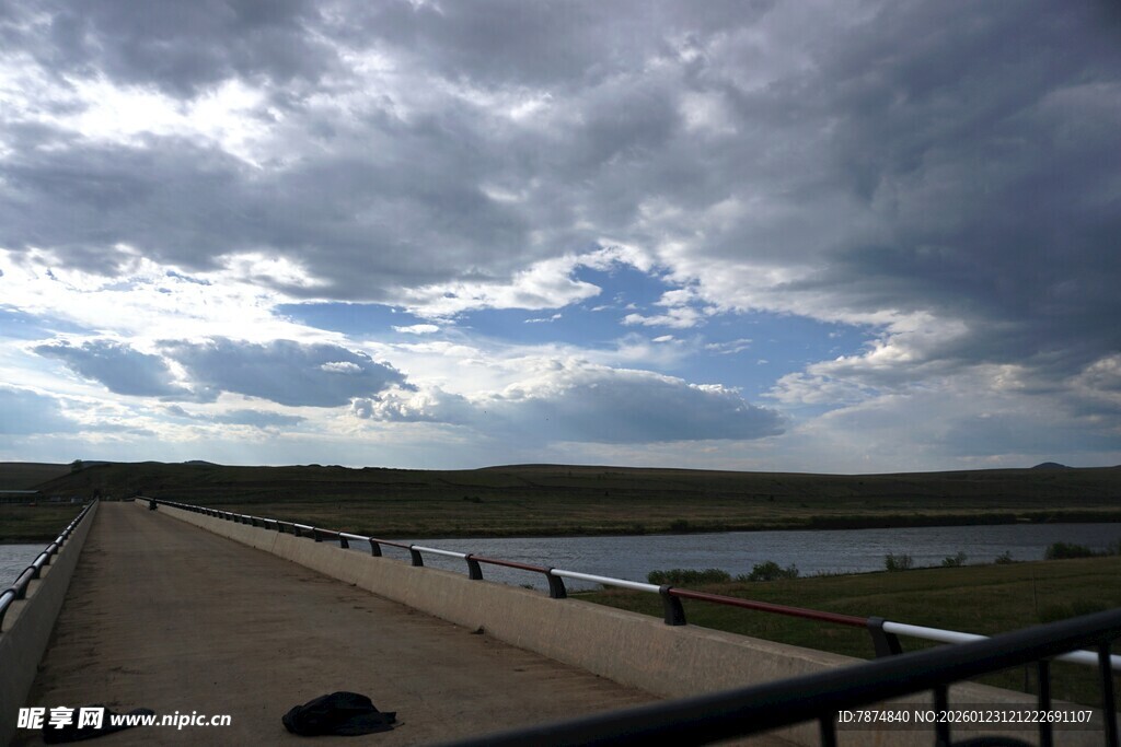 河畔步道上的多云天空