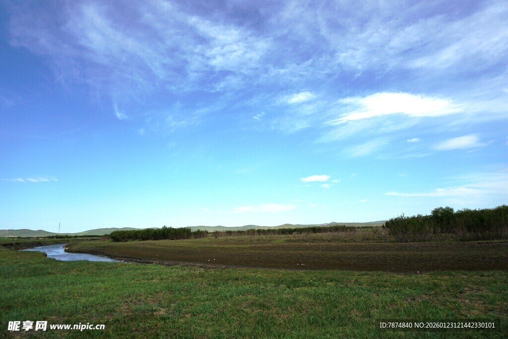 广阔田野与蓝天白云景观