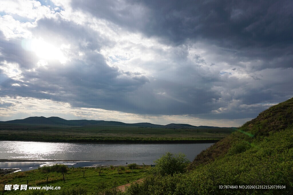 草原湖畔 云影天光美景