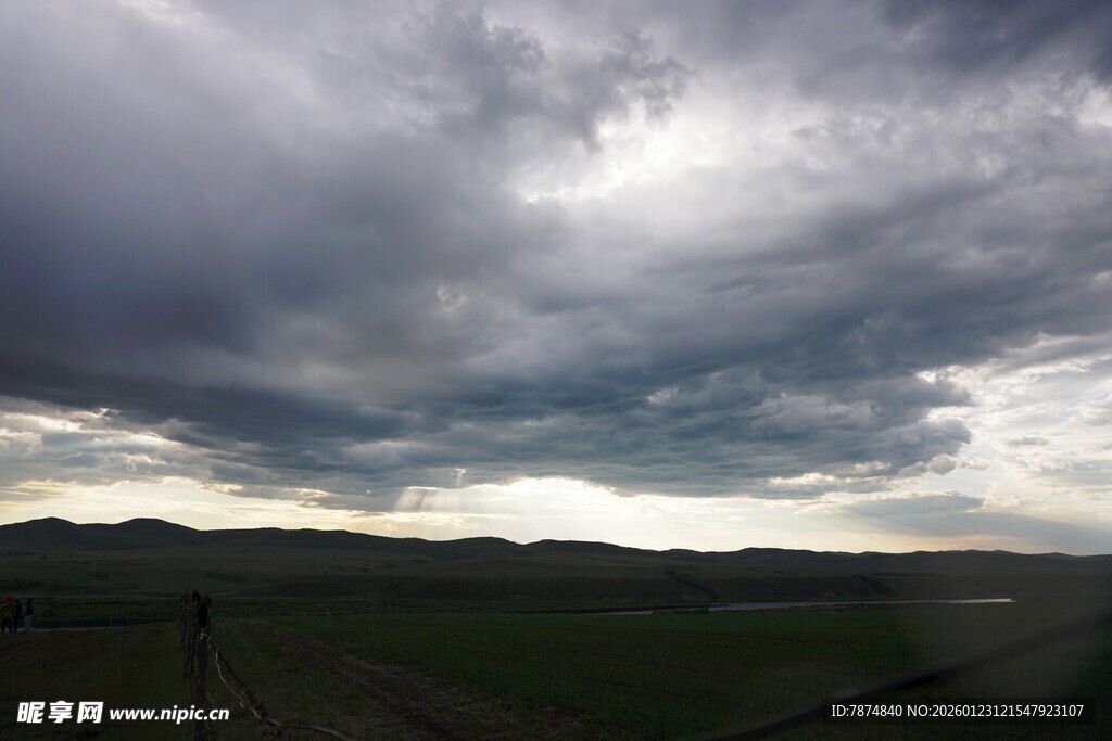 乌云笼罩下的广袤原野