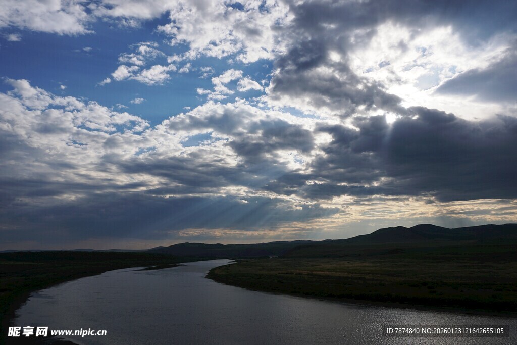 河畔云景 天光水色交融