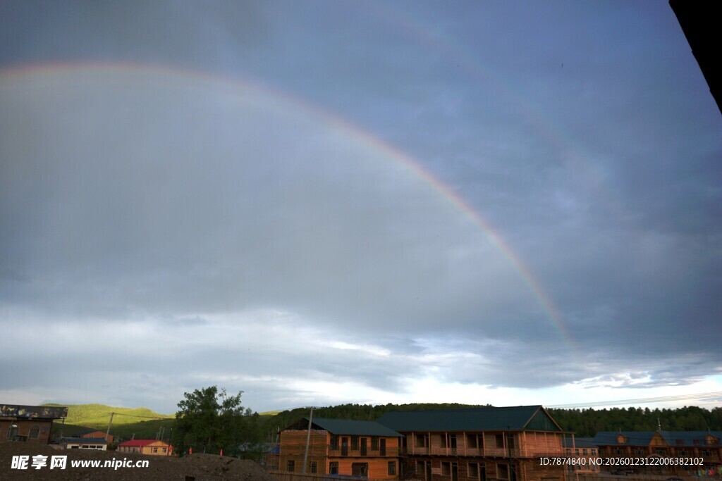 天空中绚丽的彩虹景观
