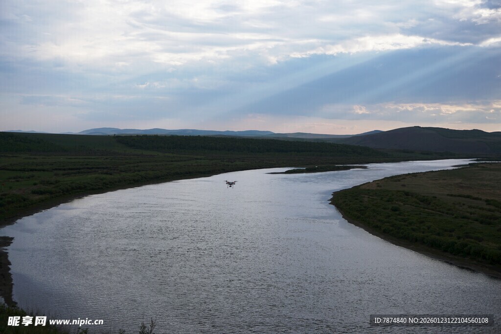 蜿蜒河流与广袤原野景观