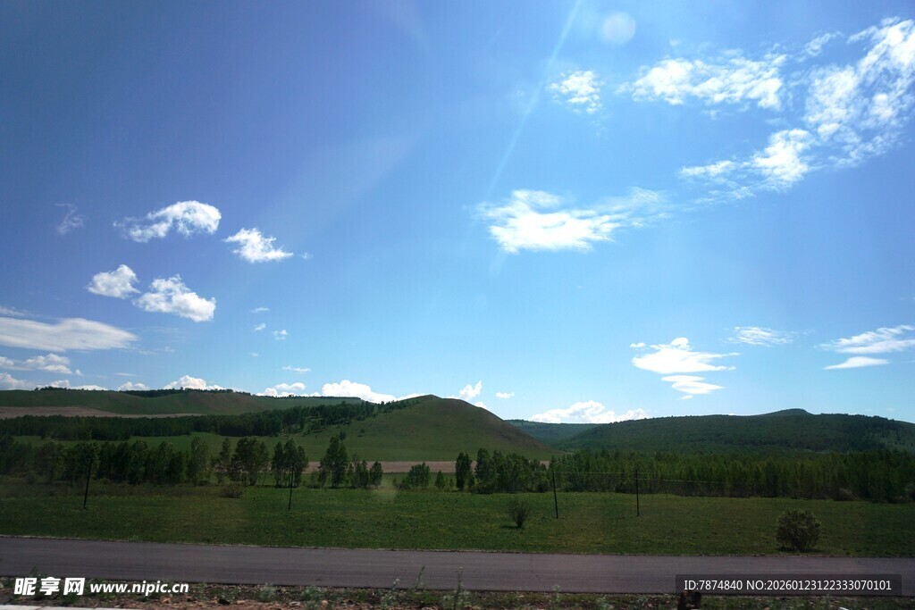 蓝天绿野间的自然美景