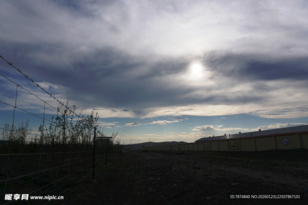 阴云下的田野与电线景观