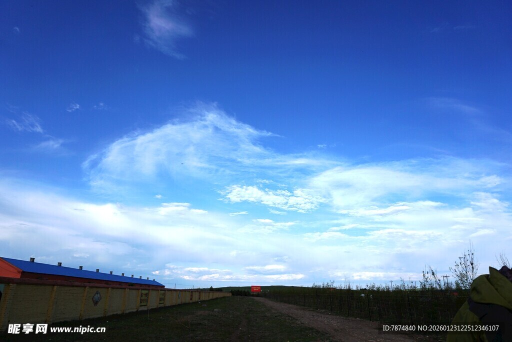 蓝天旷野间的宁静之路