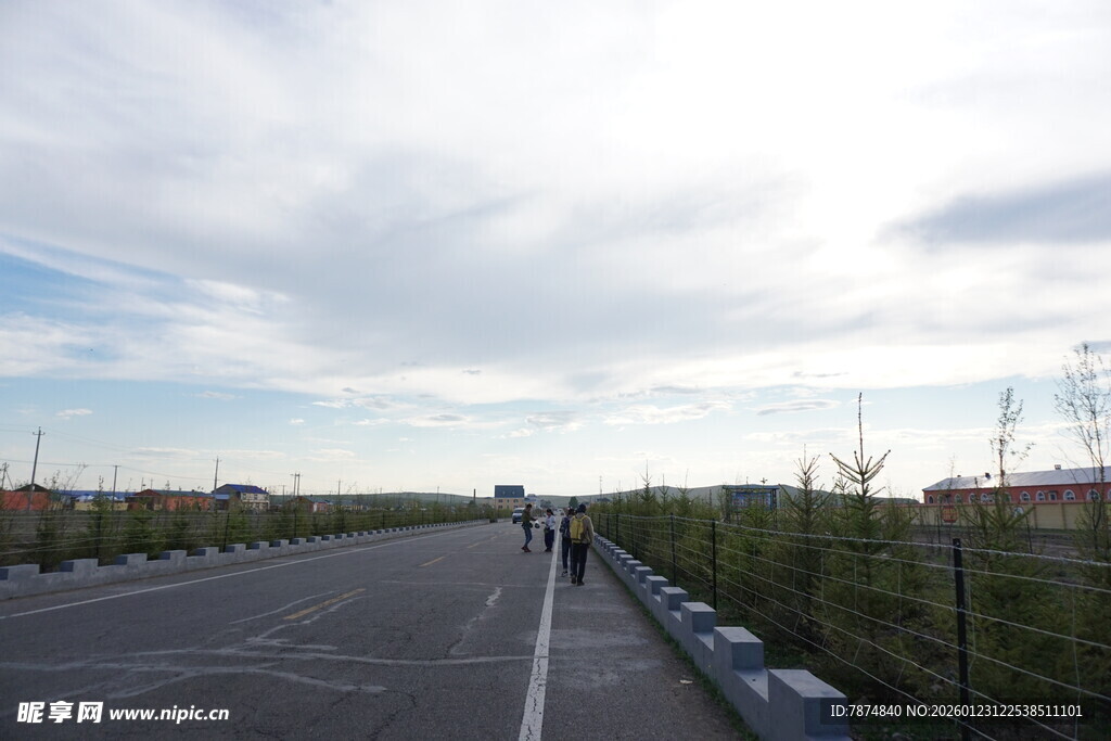 宽阔公路与蓝天白云景观