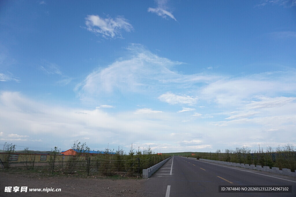 公路伸向蓝天边的风景