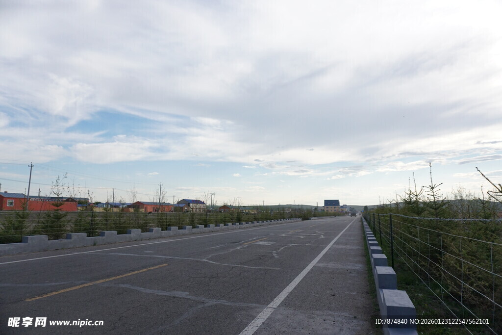 宽阔公路延伸向远方