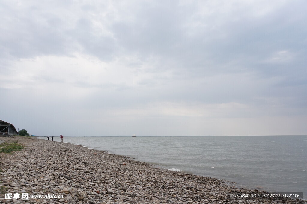 宁静的海边砾石滩景象