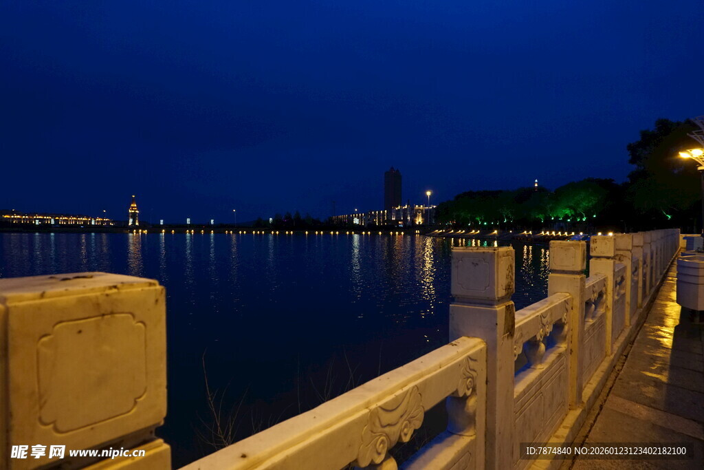 夜晚河畔美景