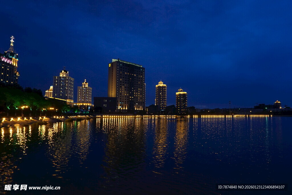 城市夜景湖畔璀璨灯火