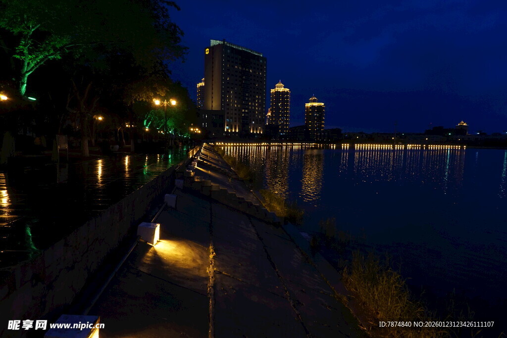 湖畔夜景 城市灯火映波光