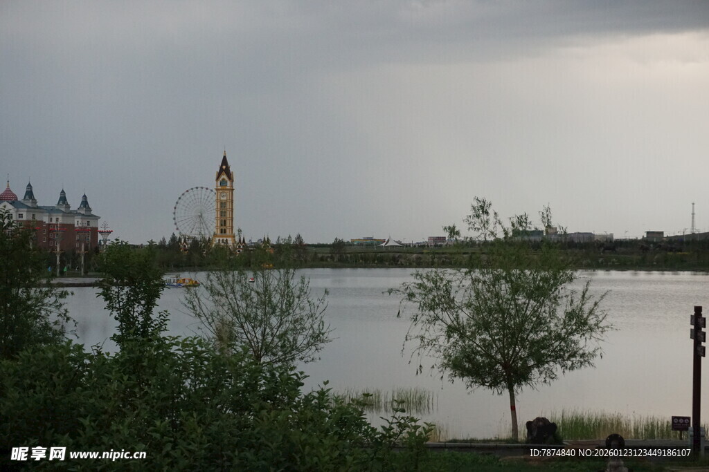 湖畔风光与远处钟楼景致