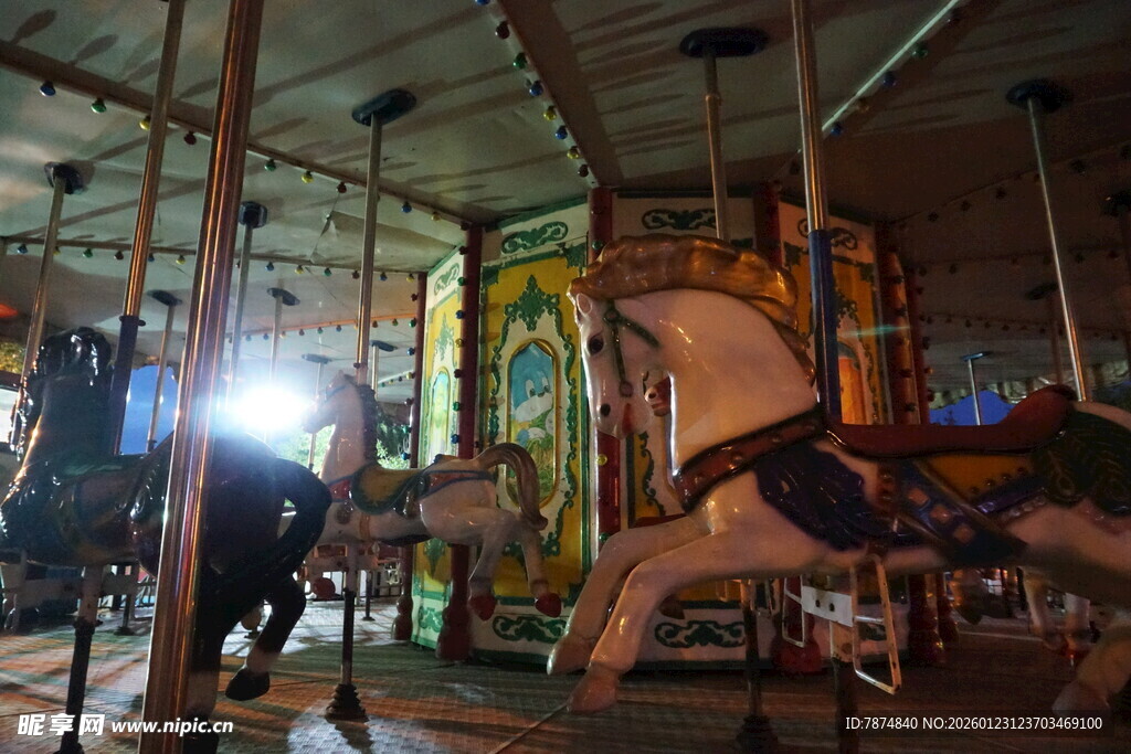 复古旋转木马的梦幻瞬间