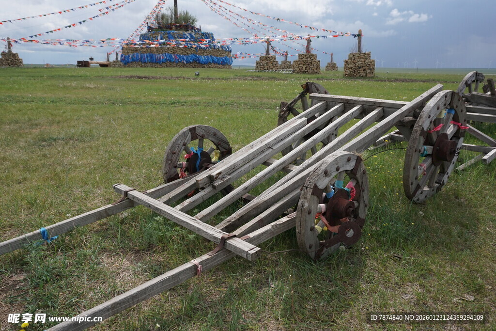 草原上的古老木制运输车架