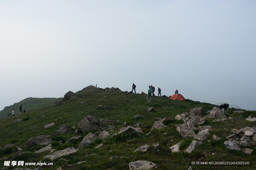 山顶露营者与多彩帐篷