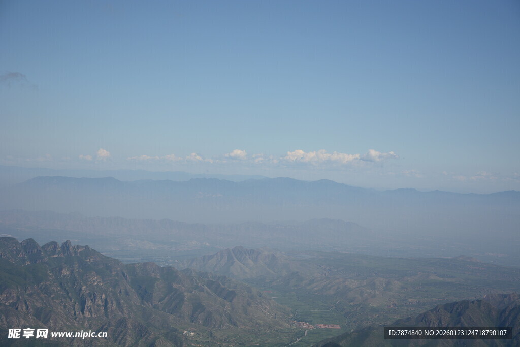 山峦蓝天远景图